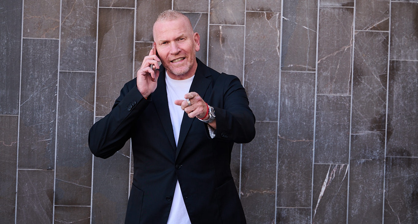 Martin Limbeck mit Telefon